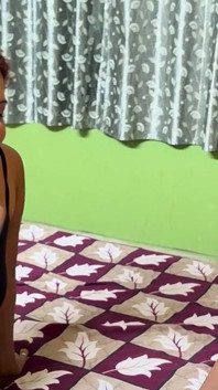 Hardcore Fucking to Desi Boudi When the Peon Came Home to Delever the Latter..pussy Fucking Ghapaghap..