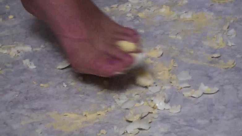 Foot Girls: Si rambut coklat menghancurkan makanan di dapur