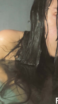 4K mia vasca da bagno completamente nuda belle contrazioni dei capelli bagnati