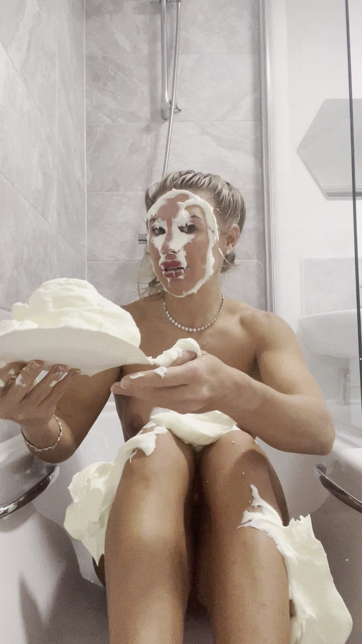 CALLIE ROKS: स्नान में नग्न चेहरे पर पाई