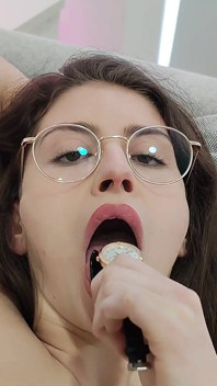 Shanaxnow Masturbating with Her Wristwatch Strap Stuffing