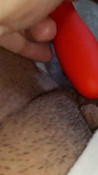 Aku menggoda itilku pakai vibrator sampai muncrat