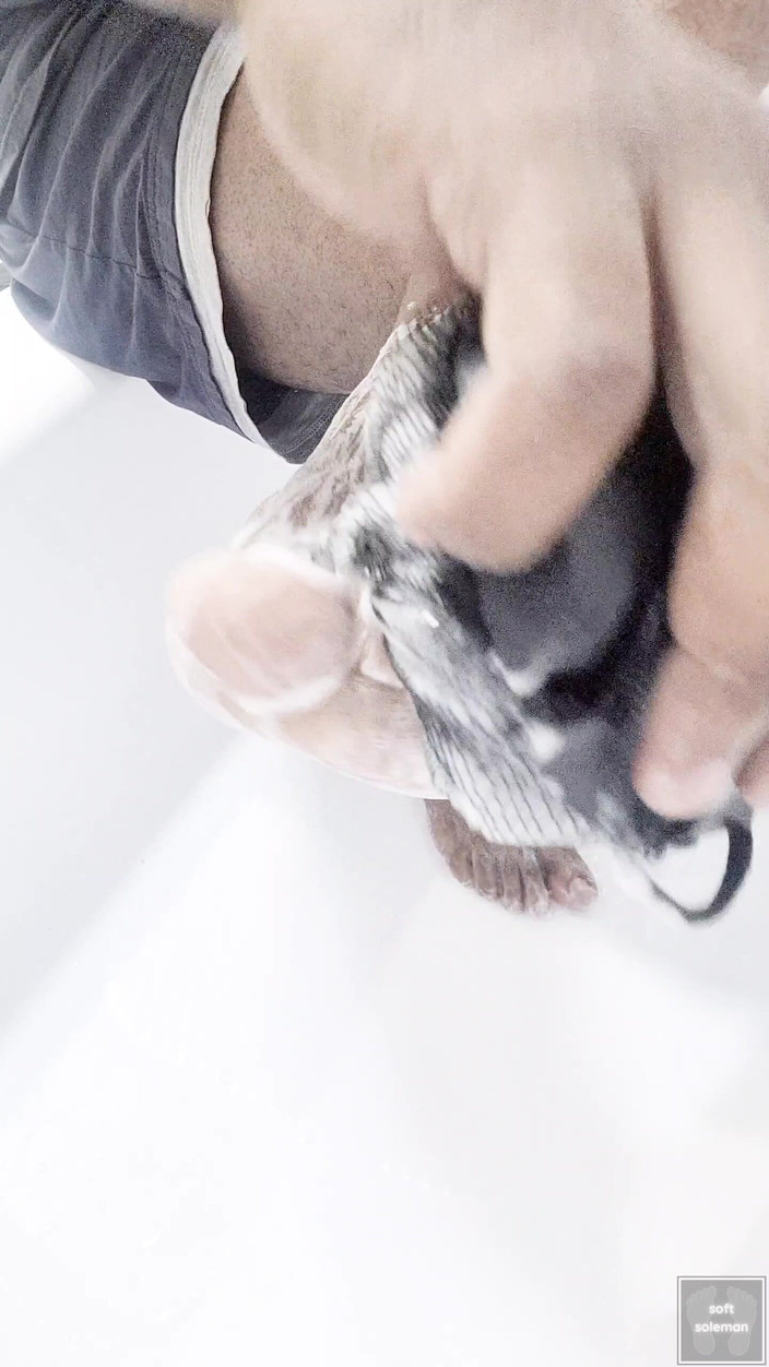 Soft Soleman: Soap My Soles med en duschskrubber (2025)