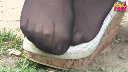 Foot Fetish HD: Petra di atas bangku