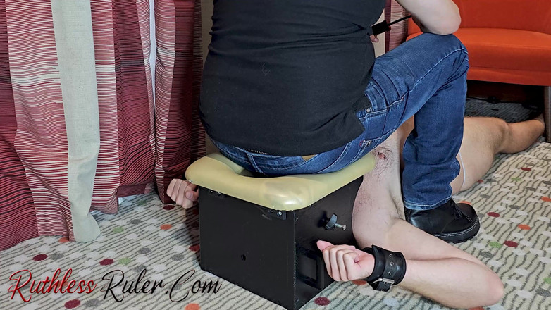 Ruthless ruler - maledom: Extreme Jeans Face Sitting
