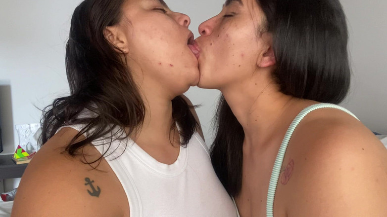 zoemelissa: Des lesbiennes s’embrassent profondément avec beaucoup de langue