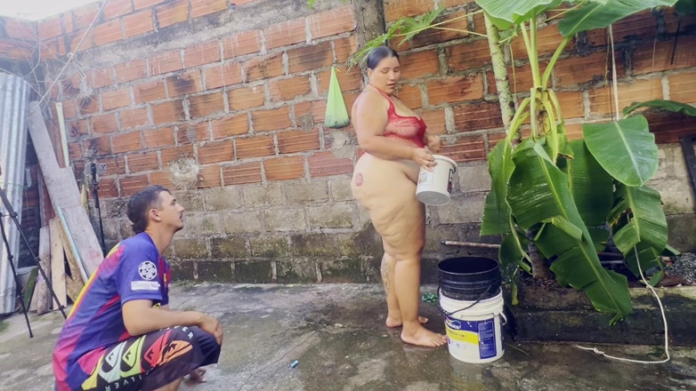 Lexly_16: 我的邻居走进我的花园，这就是惊人的事
