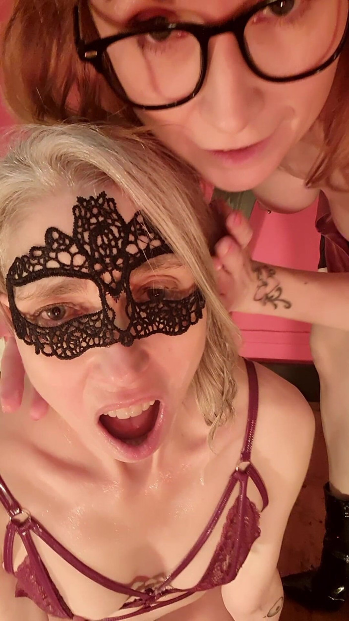 Lily kink: La Dominazione Femminile Ti Presenta a Mangiare La Sborra Sottomessa