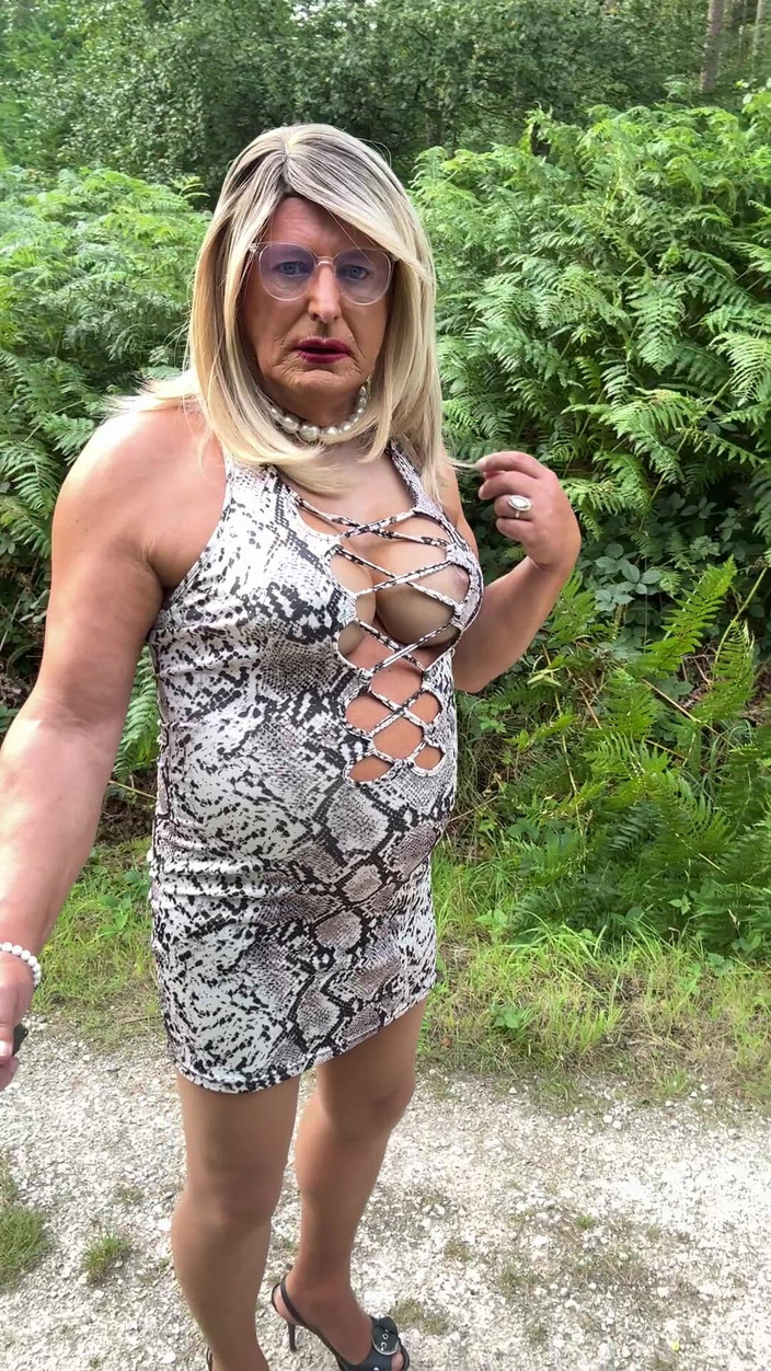 Kellycd2022: Sexy transvestã¤t kellycd2022 in weißem Animal Print und strumpfhosen genieÃŸt...