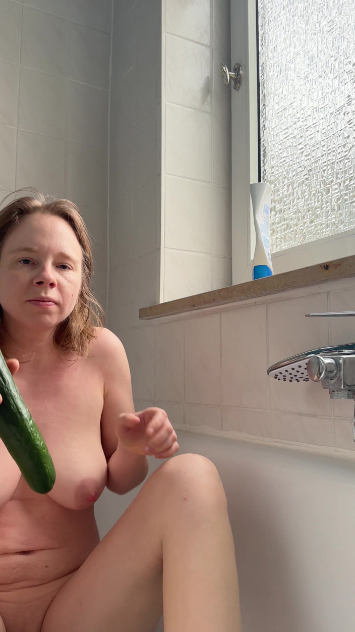 SweetLucy96: El pepino es demasiado grueso para mi coño