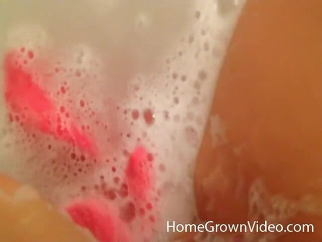Homegrown Video: Candy wysiada w wannie