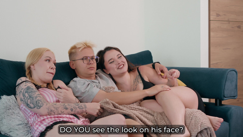 Toma Mur: 继姐在毯子下给她的继兄秘密口交，而他的女朋友则在看电影