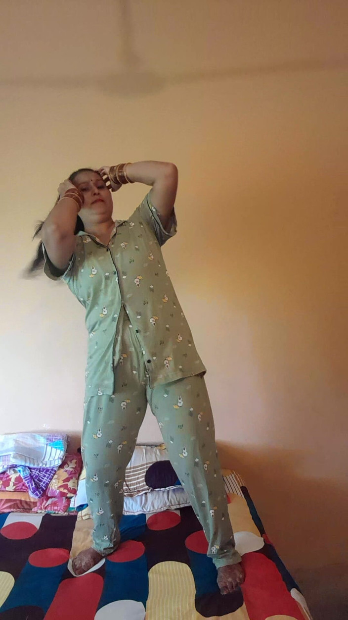 Puja555: 德西女孩在床上跳舞