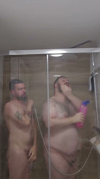 Niedźwiedzie pod prysznicem! (Brak seksu)