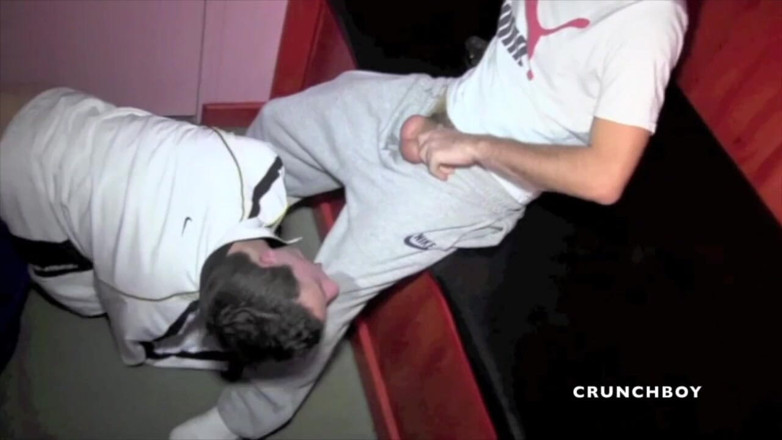Sneaker gay: Ponížování nohou a nohou pro francouzskou děvku