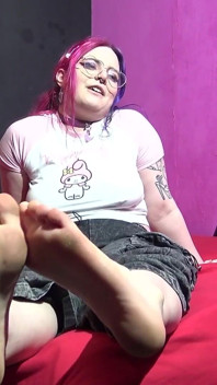 Chubby Oink Haired Teen Posing Her Sexy Feet on Cam