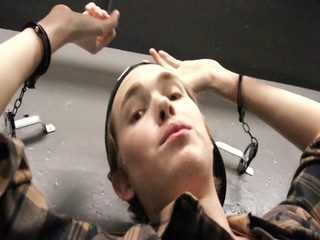 SEXUAL SIN GAY: Vyčerpané ptáky Scéna 1 Dvě dvojčata si navzájem kouří péro, zatímco...