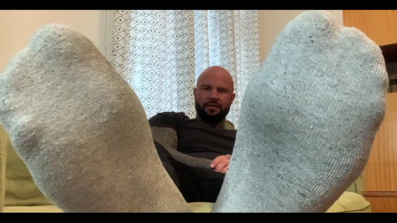 Jasons feet: 継父は体育の後に臭い靴下と足の匂いを嗅がせます