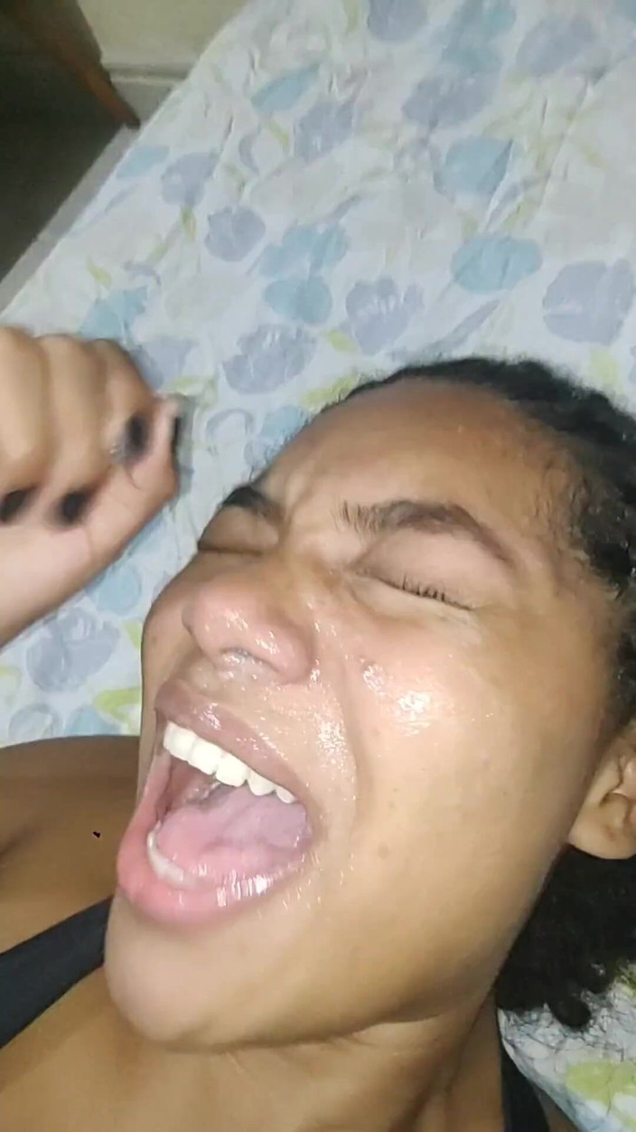 Pietro Montoya: Deepthroat dan menghisap telur saya sehingga dia memancut ke dalam...