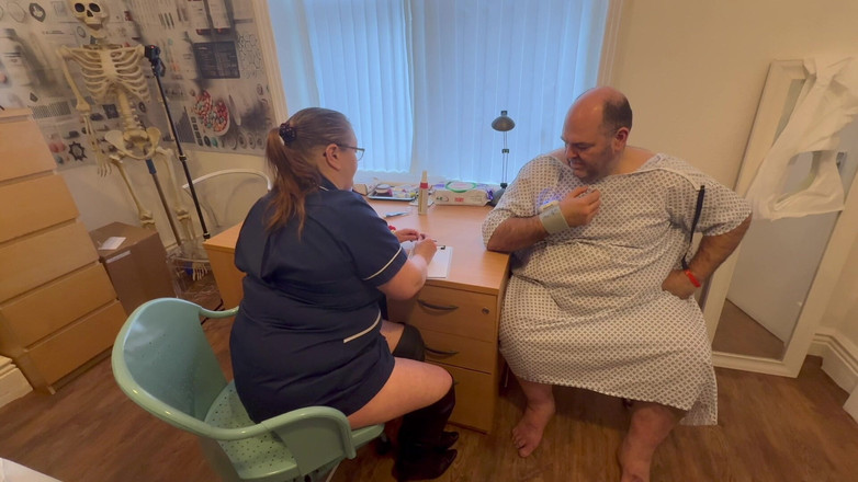 Aaexperiencesltd: Partie 1 : La mère Satana et M. Jones se font sodomiser !