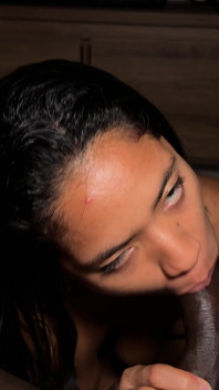 Après avoir sucé son énorme bite, il lui a dit de me baiser en levrette et il m’a fait avoir un orgasme délicieux