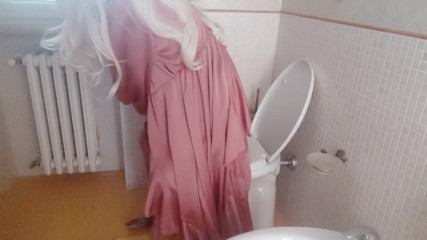 savannahamatoriale: Gorgeous human barbie doll spied in the bathroom
