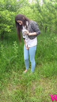 สาวผอมผมน้ำตาลกระเพาะปัสสาวะเต็ม ต้องฉี่ในป่า แล้วฉี่เปียกหญ้าสูงโดนหีเปียกๆ