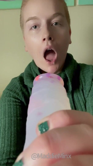 Maddie Minx productions: La milf rozza sputa e si strozza sul dildo gigante