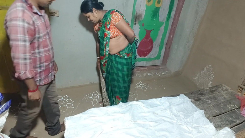 Raju Raju: 혼자 하녀를 보고, 주인은 그녀를 벗기고 그녀를 따먹어.