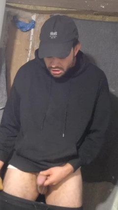 jerkofflover: Skater eiacula in un edificio abbandonato