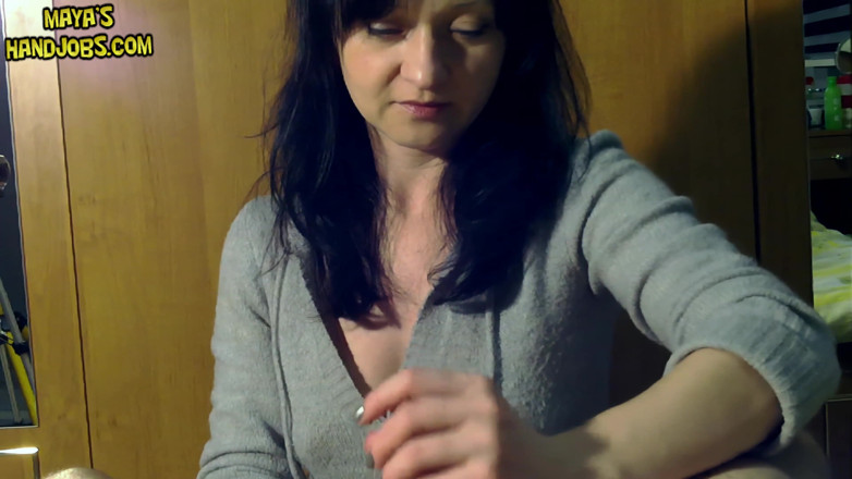 Mayashandjobs: Bordando ed una enorme sborrata