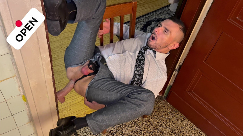 Werther1: Lelaki berpakaian sut meniduri kemaluan pantatnya di atas meja sehingga...