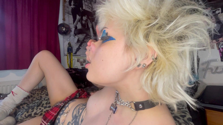 Glitterqueen1999: Šukej mě do nosu a stříkej do něj sprosté řeči JOI...