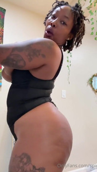 Une bombasse noire danse en montrant ses gros seins et sa belle chatte poilue