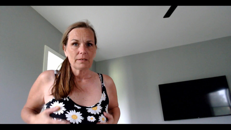 KimitheMilfMommy: Shhhh, eu sou a garota dos seus melhores amigos ... Esgueirando-se...