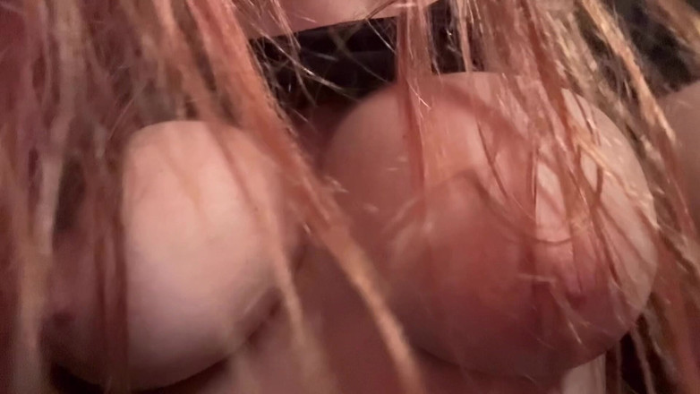 Artemisia Love: Milf Itali bertetek besar Artemisia Love membuat buah dada berairnya...