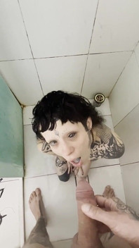 Puta tatuada nunca se detiene a medio camino cada gota, todo el tiempo, toda la orina