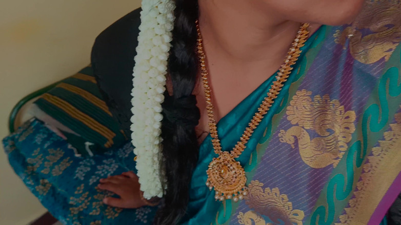 Inba: 钦奈大学老师在床上深唇吻