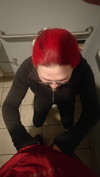 Peituda asiática maricas armadilha depósito de garganta profunda prenhada anal bareback doggie creampie em banheiro público