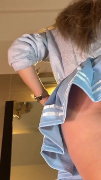 Super sexy magrinha pequena loira universitária mostra sua buceta molhada e carnuda debaixo de sua saia curta