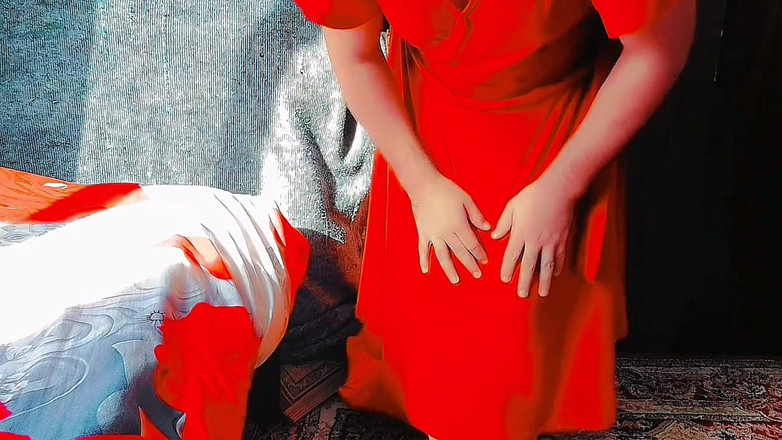 Kitty_Cross: Fată transsexuală jucăușă tachinând cu o ținută soft mătăsoasă