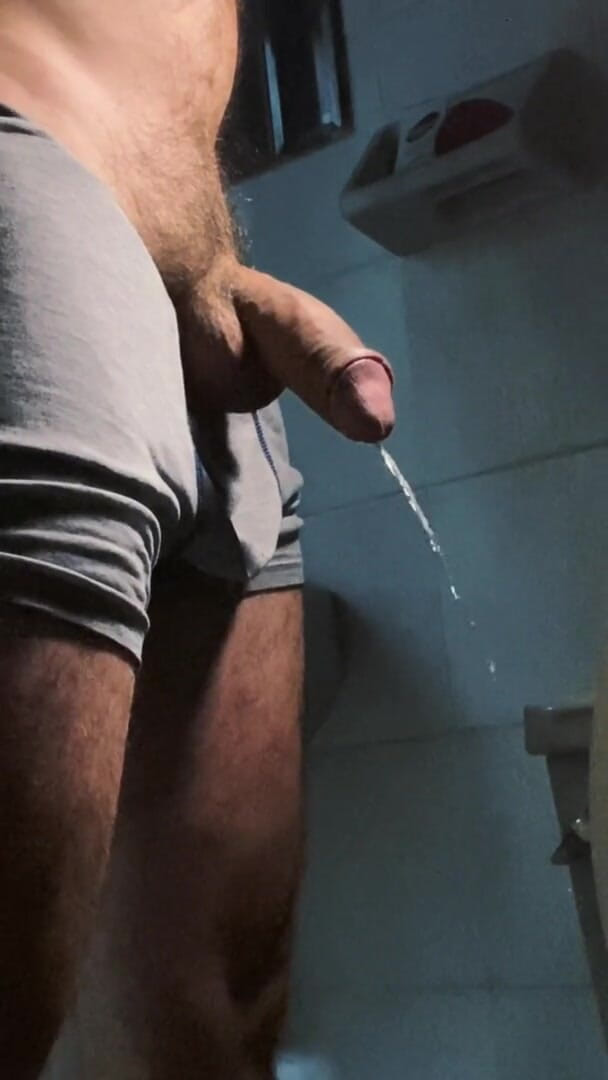 Latin mature king: マッチョな男が大きなチンコで小便をする