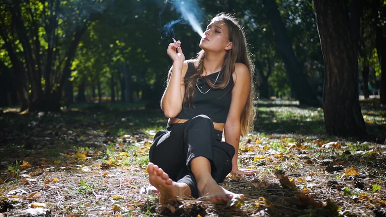 Russian Smokers: 스튜디오에서 담배를 피우는 매혹적인 러시아 미녀