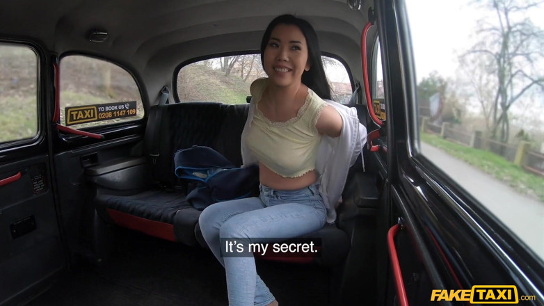 Fake Taxi: Teksi palsu - kaki Alina Crystall Asia yang pergi sepanjang jalan