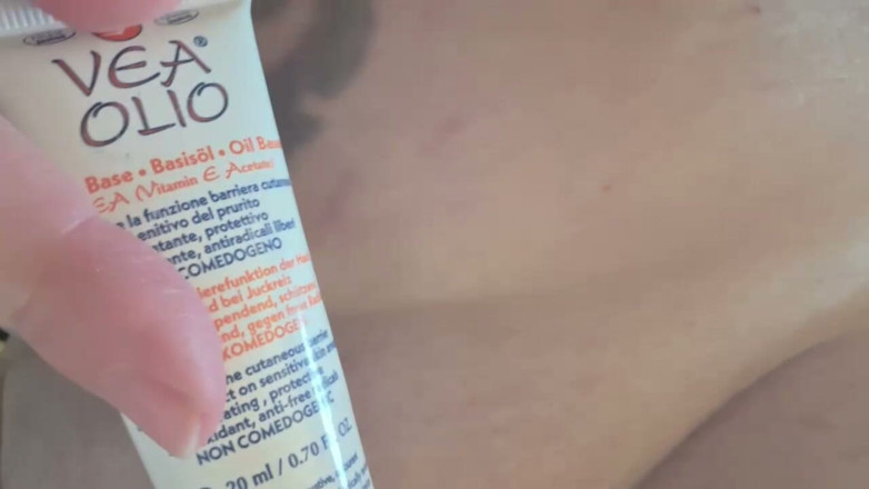 Nicoletta Embassi: Costum Request Shaving Pussy and Outdoor Flashing