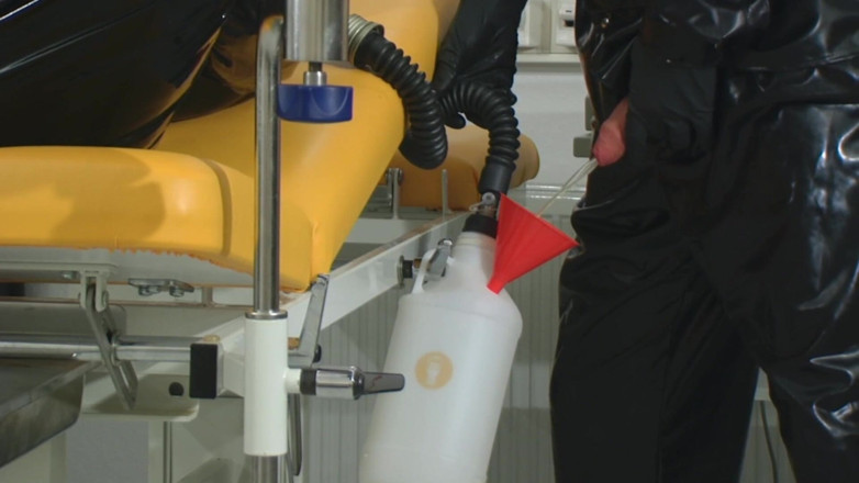 Rubber & Clinic Studio - 1ATOYS: Masturbation bizarre sur caoutchouc avec pisse-rebreather