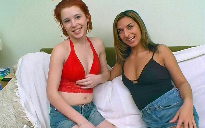 British Sex Films: Seksi bronzlaşmış ve solgun yağlanmış lezbiyen vücutları birlikte