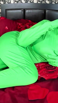 Completo Zentai Encasement Toy Play. Bbc provocando com consolo, tapas na buceta e fumando através da meia-calça