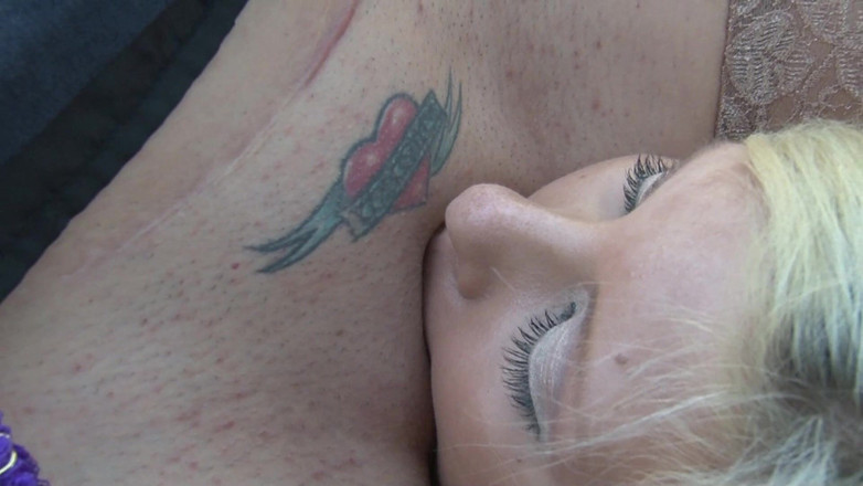 Hot Girlz: Zlobivá blonďatá lesbička jí venku kundičku a je sexy