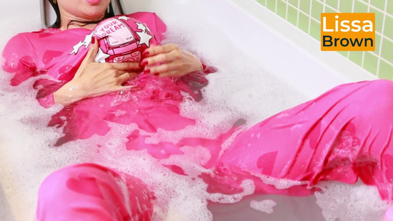 Lissa Brown: Pijamas rosadas en baño de burbujas y globo